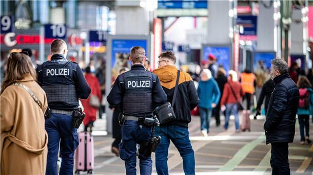 Kurzzeitiger Stillstand am Bahnhof Stuttgart Der Bahnhof der baden-württembergischen Landeshauptstadt wurde von der Polizei komplett gesperrt und evakuiert. Mittlerweile ist der Hauptbahnhof wieder für Fahrgäste zugänglich.