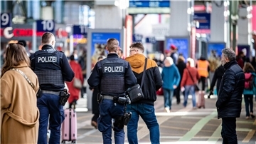 Der Bahnhof der baden-württembergischen Landeshauptstadt wurde von der Polizei komplett gesperrt und evakuiert. Mittlerweile ist der Hauptbahnhof wieder für Fahrgäste zugänglich.