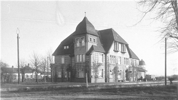 Der Bahnhof der WZTE um 1920 – Zeven Haupt (später Zeven Süd). Links dahinter der Staatsbahnhof, rechts der Wasserturm.