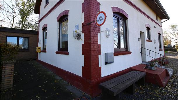 Der Bahnhof Ruhwarden sieht fast noch immer so aus wie zur Zeit seiner Errichtung. Weitergeführt haben ihn all die Jahre Gerold und Willfriede Bliefernich.