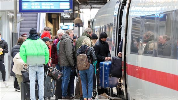Bahnverkehr läuft wieder - Am Freitag wohl volle Züge Der Bahnverkehr in Deutschland läuft nach dem Warnstreik der GDL wieder weitgehend rund.