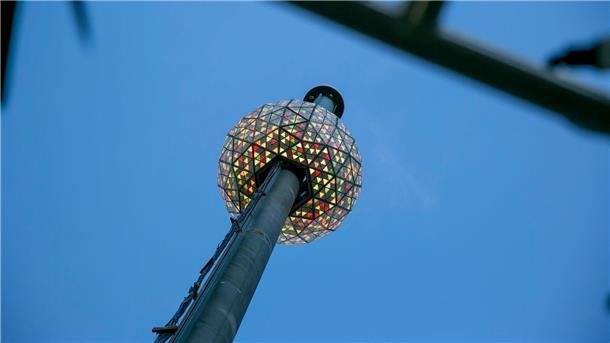 Der Ball Drop ist eine beliebte Silvestertradition, die Hunderttausende anzieht.