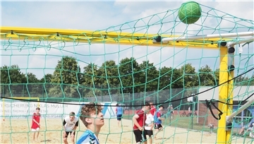 Der Ball ist eindeutig im Netz, muss der Torwart beim Beachhandballturnier leider feststellen. Die Laune beim Sportfest trübte das nicht. Es ging munter zur Sache.