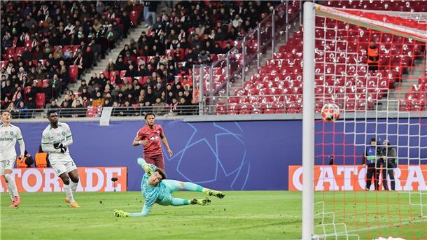 Im siebten Anlauf: RB Leipzig holt Sieg in der Königsklasse Der Ball ist im Netz - aber das 2:0 durch David Raum zählt wegen einer Abseitsstellung nicht.