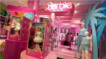 Der „Barbie“-Film hat weltweit mehr als eine Milliarde Dollar eingespielt und auch das zuvor oft schwächelnde Interesse an Barbie-Produkten angekurbelt.