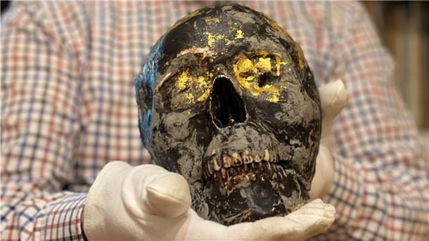 Der Basdahler Rainer Leive mit einer von ihm angefertigten Nachbildung des vergoldeten Schädels aus der Pyramiden von Sakkara.