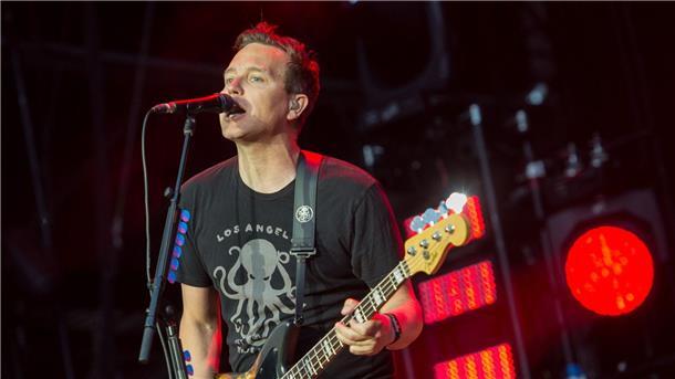 Der Bassist und Sänger der Band Blink-182, Mark Hoppus, tritt beim Musikfestival Hurricane auf (2017).