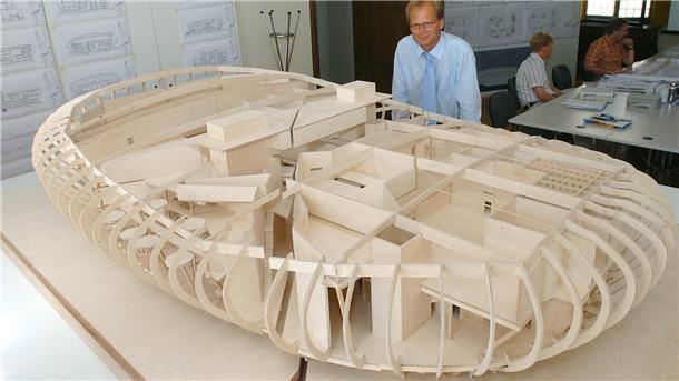 Der Bau der Havenwelten und des Klimahauses fiel in die Amtszeit des damaligen Oberbürgermeisters Jörg Schulz, der das Projekt vorantrieb. Hier vor einem Modell des Klimahauses. Mit 70 Millionen Euro war der Bau veranschlagt. Gut 100 Millionen Euro wurden es.