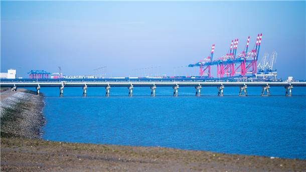 Der Bau und Betrieb der Pipeline, die das erste LNG-Terminal in Wilhelmshaven an das Gasnetz anbinden soll, sind zugelassen.