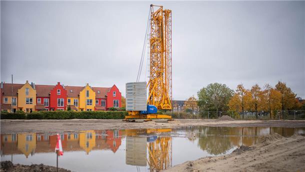 Der Baukran im Kapitänsviertel steht fast: Reihenhäuser und hochwertige Mietwohnungen sollen in dem Wohngebiet gebaut werden. In zwei Jahren sollen alle Grundstücke bebaut sein.