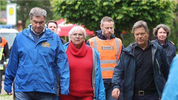Der bayerische Ministerpräsident Markus Söder mit Kulturstaatsministerin Claudia Roth und Vizekanzler Robert Habeck in Babenhausen.