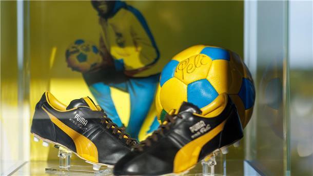 Geburtstag für die Raubkatze - Puma wird 75 Der Beginn von farbigen Schuhen: Pelé ließ sich für die WM 1970 einen knallgelben Puma-Streifen auf seine Schuhe nähen.
