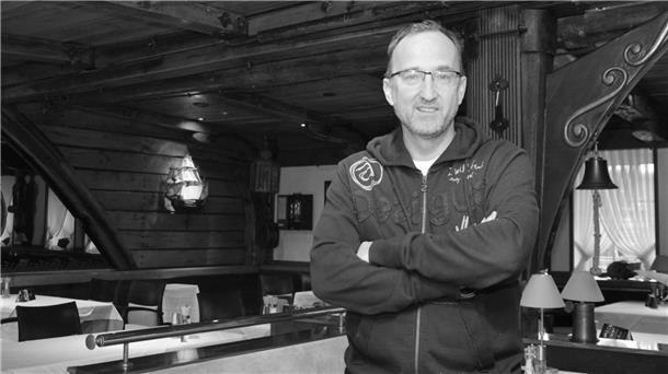 Der bekannte Bremerhavener Gastronom Kenneth Natusch-van Kesteren ist am Freitag, 9. September, im Alter von nur 52 Jahren verstorben.