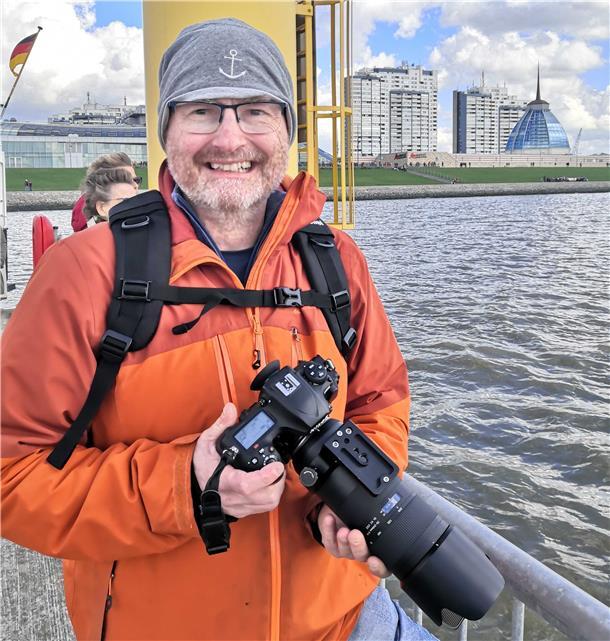 Der bekannte Bremerhavener Hobbyfotograf Stefan Wyrwa an der Seebäderkaje.