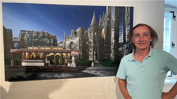 Der belgische Künstler Olivier Lamboray vor seinem surrealistischen Werk Conception.