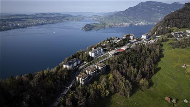 Der Berg Bürgenstock mit dem Bürgenstock Resort über dem Vierwaldstättersee.