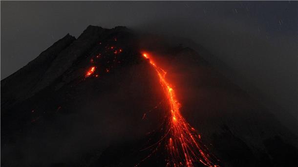 Der Berg Merapi spuckt Lava.