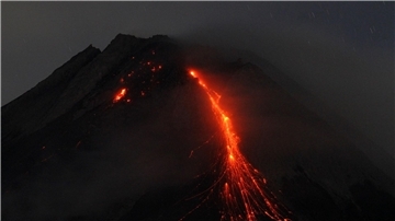 Der Berg Merapi spuckt Lava.