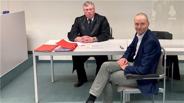 Rassistische Attacke: Geldstrafe für AfD-Politiker Der Berliner AfD-Politiker Kai Borrmann (vorne r.) mit seinem Anwalt Uwe Wolfgang Kasper.