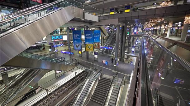 Bahnstreik läuft - Nur jeder fünfte Fernzug unterwegs Der Berliner Hauptbahnhof ist menschenleer.