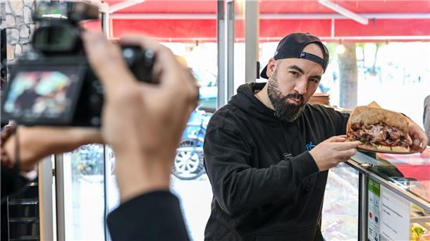 Drehort Drehspieß: Influencer testet Berliner U-Bahn-Döner Der Berliner Youtuber Can F. Kennedy testet alle Dönerläden an U-Bahnhöfen.