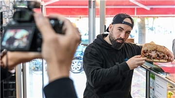 Der Berliner Youtuber Can F. Kennedy testet alle Dönerläden an U-Bahnhöfen.