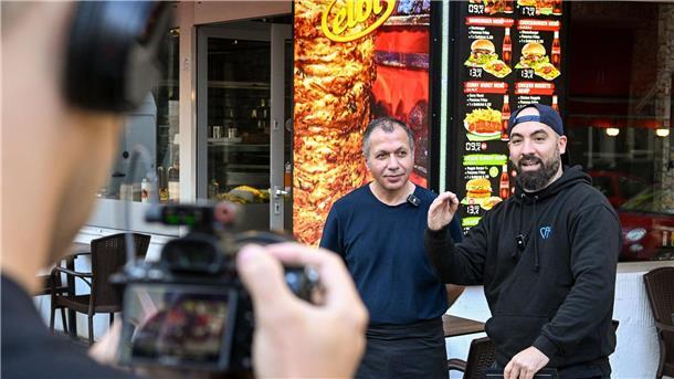 Drehort Drehspieß: Influencer testet Berliner U-Bahn-Döner Der Berliner Youtuber Can F. Kennedy testet alle Dönerläden an U-Bahnhöfen.