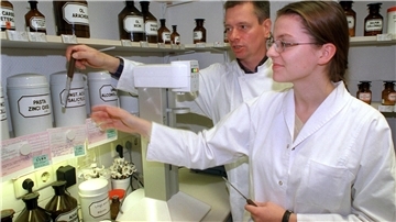 Der Beruf der Pharmazeutisch-Technischen Assistentin könnte beliebter sein, wenn die Schüler für ihre Ausbildung nicht noch bezahlen müssten. Davon sind jedenfalls Apotheker in der Wesermarsch überzeugt. 