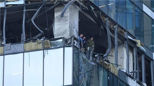Neue Drohnenangriffe auf Moskau Der beschädigte Wolkenkratzer im Geschäftsviertel „Moscow City“ nach einem Drohnenangriff.