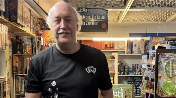 Uwe Lührs mit einem kleinen Anker in der Hand.