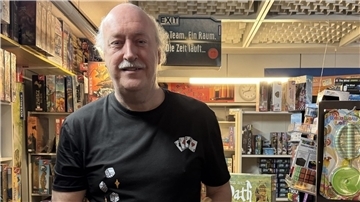 Uwe Lührs mit einem kleinen Anker in der Hand.