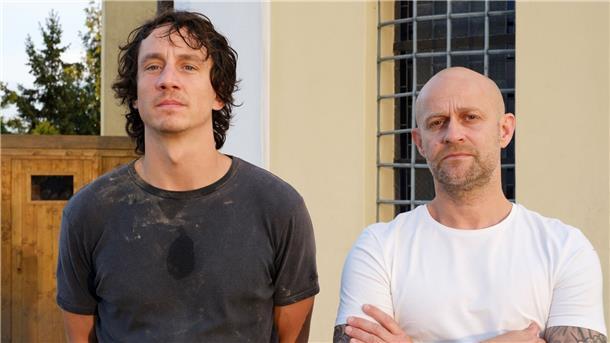 Neue Krimireihe „Broll + Baroni“ mit Jürgen Vogel Der Bestatter Max Broll (Laurence Rupp, l.) und sein Freund Kai Baroni (Jürgen Vogel, r.).