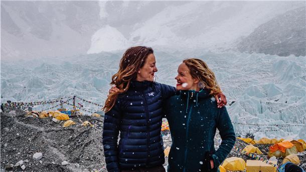 Der Besuch des Basislagers am Mount Everest in fast 5500 Metern Höhe war Pflicht für Valerie Menke und Kristin Hollmann (rechts).