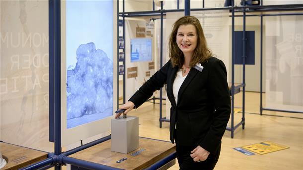 Der Besucher kann selbst ein Denkmal in die Luft sprengen, natürlich nur am Bildschirm, wie Eva Masthoff von der Deutschen Stiftung Denkmalschutz demonstriert. Die Aktion soll zeigen, dass dies viel zu oft in Deutschland geschehe.