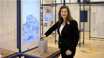 Der Besucher kann selbst ein Denkmal in die Luft sprengen, natürlich nur am Bildschirm, wie Eva Masthoff von der Deutschen Stiftung Denkmalschutz demonstriert. Die Aktion soll zeigen, dass dies viel zu oft in Deutschland geschehe.