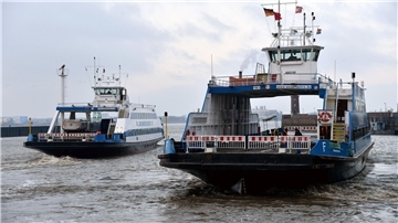 Zwei Fähren auf der Weser