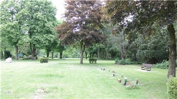 freie Grünfläche auf dem Friedhof in Bokel