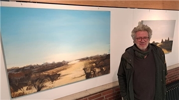 Der Beverstedter Jochen Iding stellt zum ersten Mal bei der Arche aus. Die Inspiration für seine abstrakte Landschaftsmalereien hat er von einer Wanderung durch das Teufelsmoor mitgebracht. 
