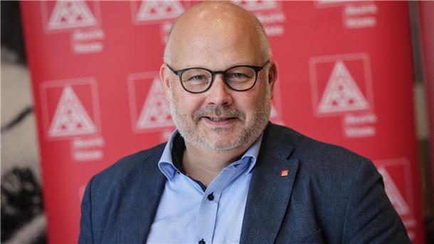Der Bezirksleiter der IG Metall Küste, Friedrich, hofft auf einen nationalen Champion im Marineschiffbau.