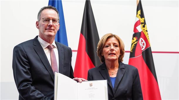 Mainzer OB Ebling neuer rheinland-pfälzischer Innenminister Der bisherige Oberbürgermeister von Maiz, Michael Ebling (SPD, l), bekommt die Ernennungsurkunde zum neuen Innenminister von Rheinland-Pfalz in der Staatskanzlei von Ministerpräsidentin Malu Dreyer (SPD) überreicht.