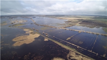 Der Blick aus der Luft über die Geesteniederung: Im Winter standen hier über 500 Hektar Wiesen nach heftigen Regenfällen wochenlang unter Wasser.