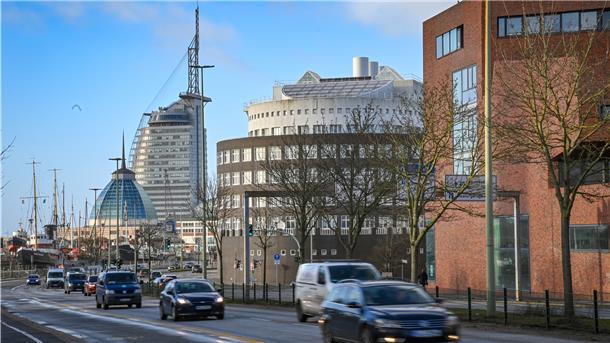 Der Blick in die Havenwelten zeigt gleich mehrere besondere Bauten: Das „Schiff“ des Alfred-Wegener-Instituts, das „geblähte Segel“ des Sail-City-Hotels und die Kuppel des „Mein Outlet“.