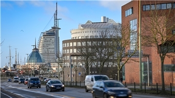 Der Blick in die Havenwelten zeigt gleich mehrere besondere Bauten: Das „Schiff“ des Alfred-Wegener-Instituts, das „geblähte Segel“ des Sail-City-Hotels und die Kuppel des „Mein Outlet“.