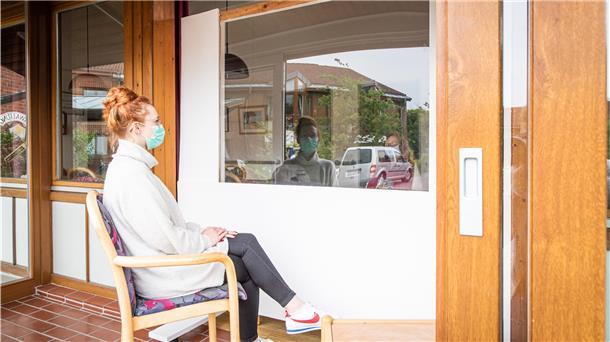 Der Blick von draußen ins Café des Pflegeheims mit der stellvertetenden Pflegedienstleiterin Vanessa Apholz (links) und Heike Bülken, Leitung Fachbereich Stationäre Altenpflege der AWO.