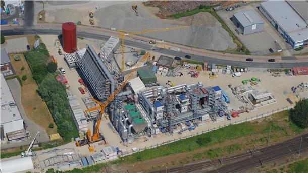 Der Blick von oben zeigt die Dimensionen: In dem Holzkraftwerk in Cuxhaven sollen zwischen 80.000 und 100.000 Tonnen im Jahr verbrannt werden.