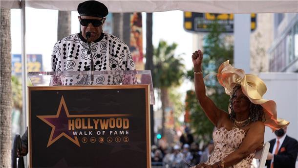 Hollywood-Stern für Sängerin Martha Reeves Der blinde Soul-Sänger Stevie Wonder (l) dankte Reeves für deren Unterstützung.