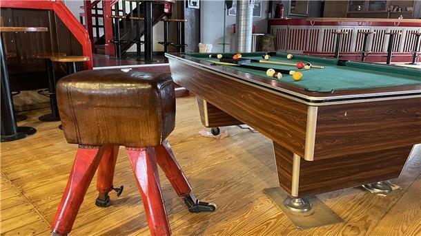 5 Dinge, die Sie noch nicht über die Jahnhalle wussten Turnbock und Billardtisch