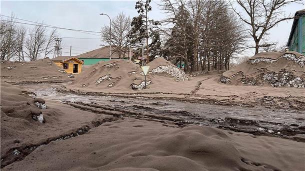Der Boden im Bezirk Ust-Kamtschatsk ist nach dem Ausbruch des Schiwelutsch mit Vulkanasche bedeckt.