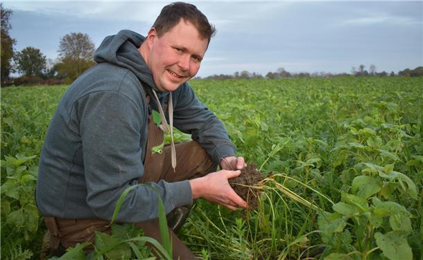 Der Boden wird fruchtbarer, wenn man ihn nicht so stark bearbeitet. Davon ist Markus Mushardt überzeugt. Der Otterndorfer ist jetzt zum besten Ackerbauern Deutschlands gekürt worden.