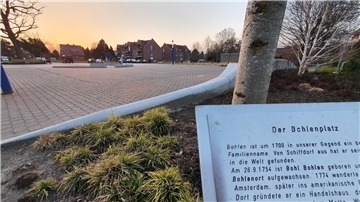 Der Bohlenplatz in Schiffdorf: Auf dem angrenzenden Grundstück (oben mittig im Bild) plant Olaf Voßhans seit langem den Bau eines Wohn- und Geschäftshauses.